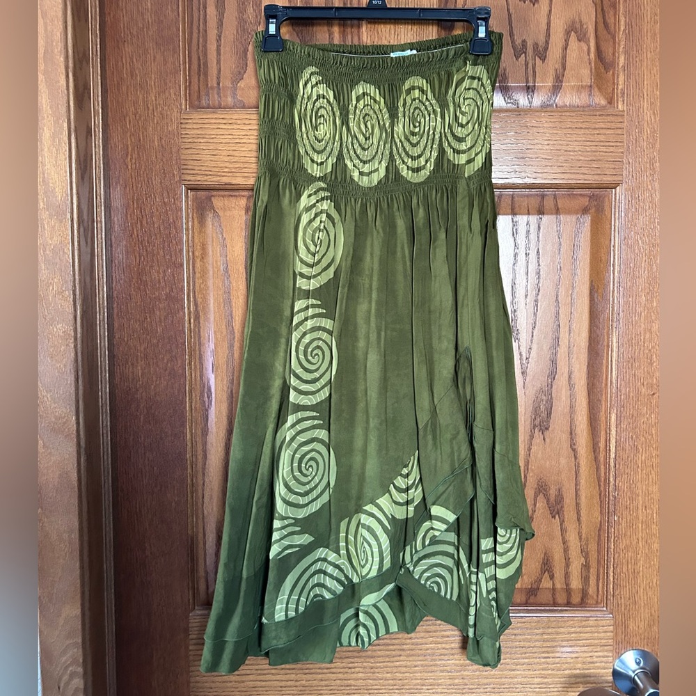 Elegant Olive Strapless Dress with Spiral Design